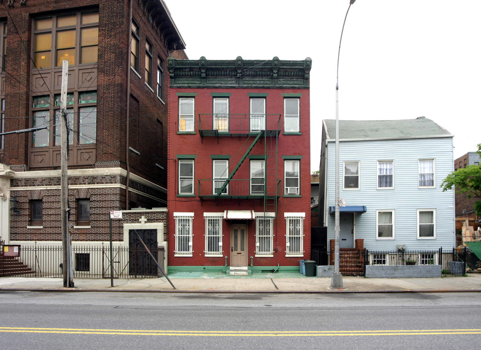 170 Metropolitan Ave in Brooklyn, NY - Building Photo