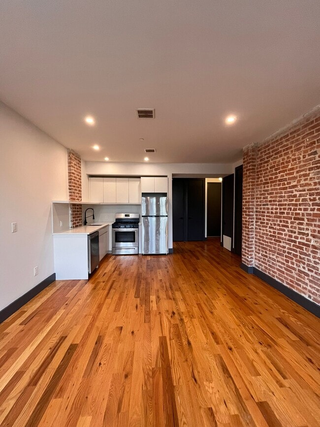 568 Communipaw Ave, Unit 206 in Jersey City, NJ - Foto de edificio - Building Photo