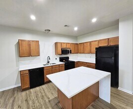 7867 24 Mile Rd, Unit 17 in Shelby Township, MI - Foto de edificio - Building Photo
