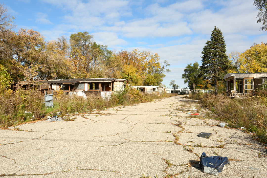 Sunset Village in Flint, MI - Building Photo