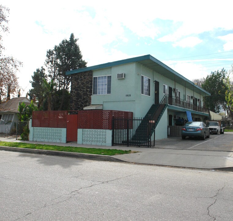 5935 Whitnall Hwy in North Hollywood, CA - Building Photo