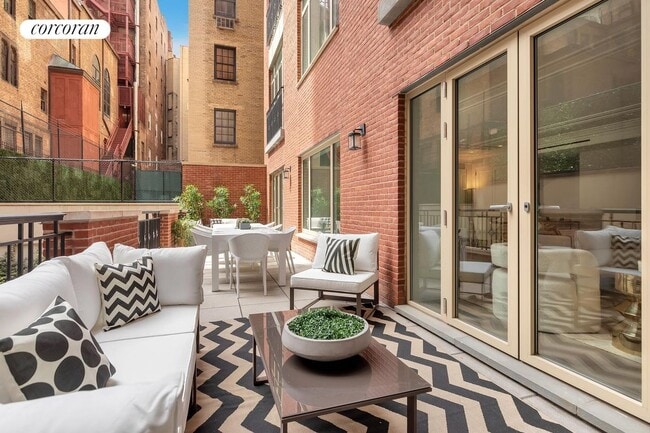 40 E 72nd St in New York, NY - Foto de edificio - Building Photo