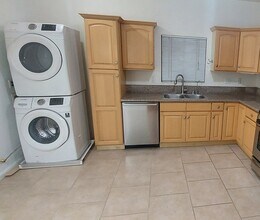 2818 S Bronson Ave, Unit #B in Los Angeles, CA - Foto de edificio - Building Photo