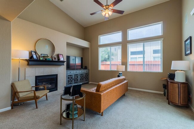 1812 W Bella Oaks Way in Hanford, CA - Building Photo - Building Photo