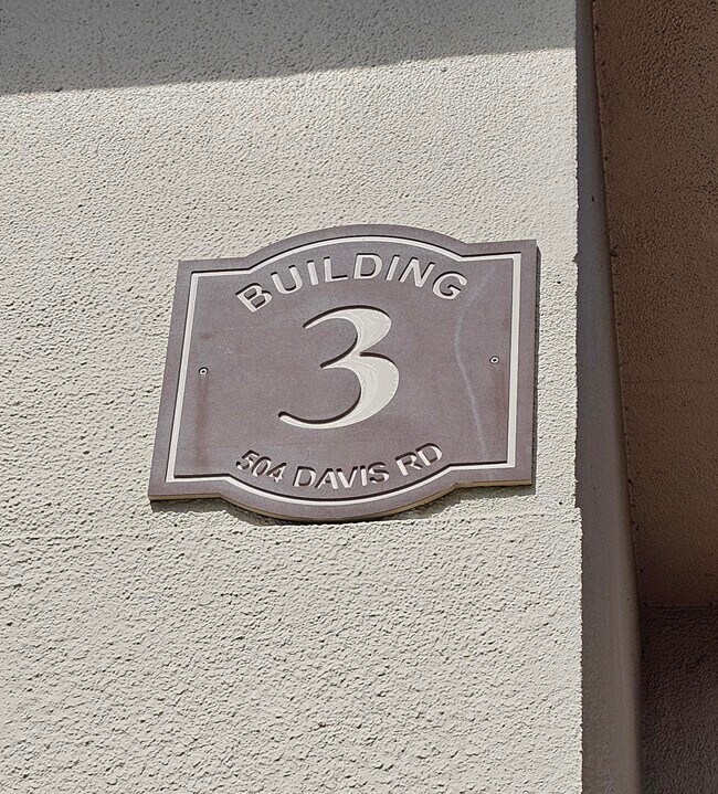 504 Davis Rd in Palm Springs, FL - Foto de edificio - Building Photo