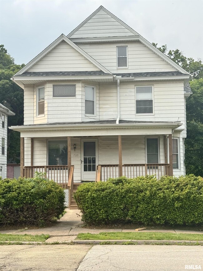 property at 720 E 15th St
