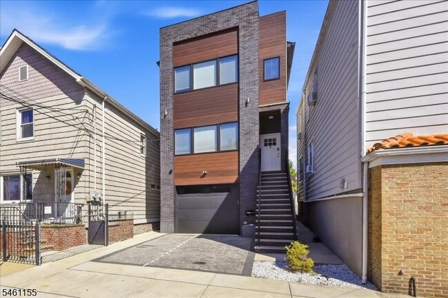 109 N 2nd St