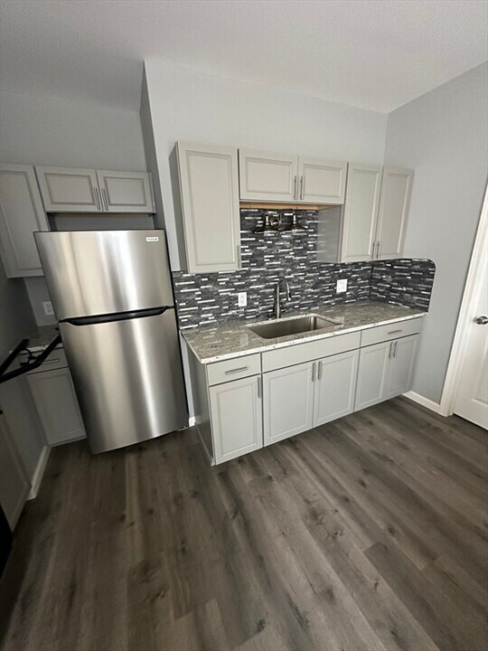 371 Dickinson St in Springfield, MA - Building Photo