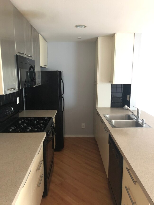 2121 Beloit Ave in Los Angeles, CA - Building Photo - Building Photo