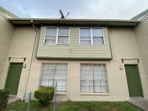 Broadway Village Apartments in Houston, TX - Building Photo - Primary Photo