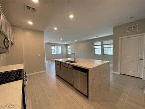 490 Fairview Hills St in Las Vegas, NV - Building Photo - Building Photo