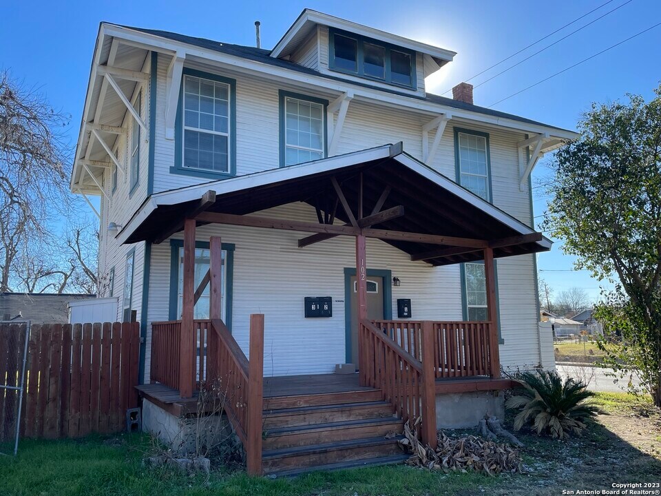 102 Bailey Ave, Unit 2 in San Antonio, TX - Foto de edificio