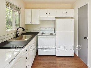 4537 NE 82nd Ave in Portland, OR - Building Photo - Building Photo