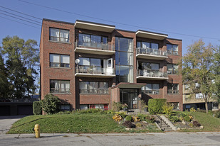 4 Kings Point Dr Apartments