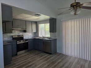 4900 Earlcort Cir in Sacramento, CA - Building Photo - Building Photo