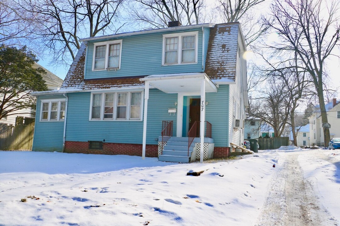 707 W Illinois St in Urbana, IL - Foto de edificio