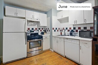 Room in Shared 2 bed/1.5 bath home, Unit B in Newton, MA - Building Photo - Building Photo