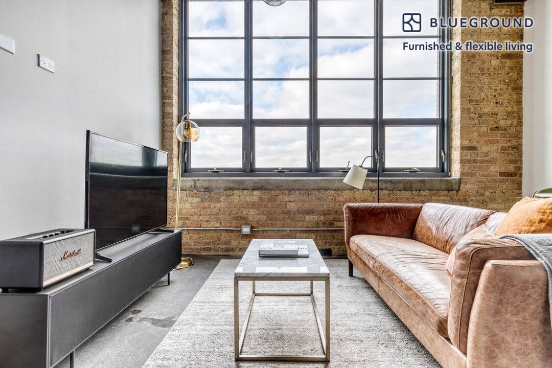 2061 N Southport Ave in Chicago, IL - Building Photo