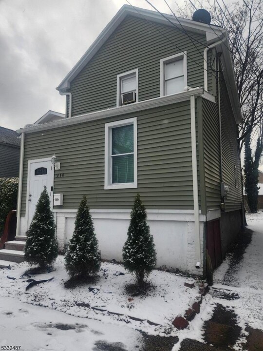 214 Wallace St in Orange, NJ - Building Photo