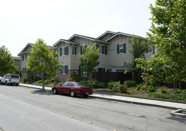 Rolison Garden Apartments in Redwood City, CA - Building Photo - Building Photo