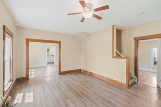 1421 Tremont St in Cedar Falls, IA - Foto de edificio - Building Photo