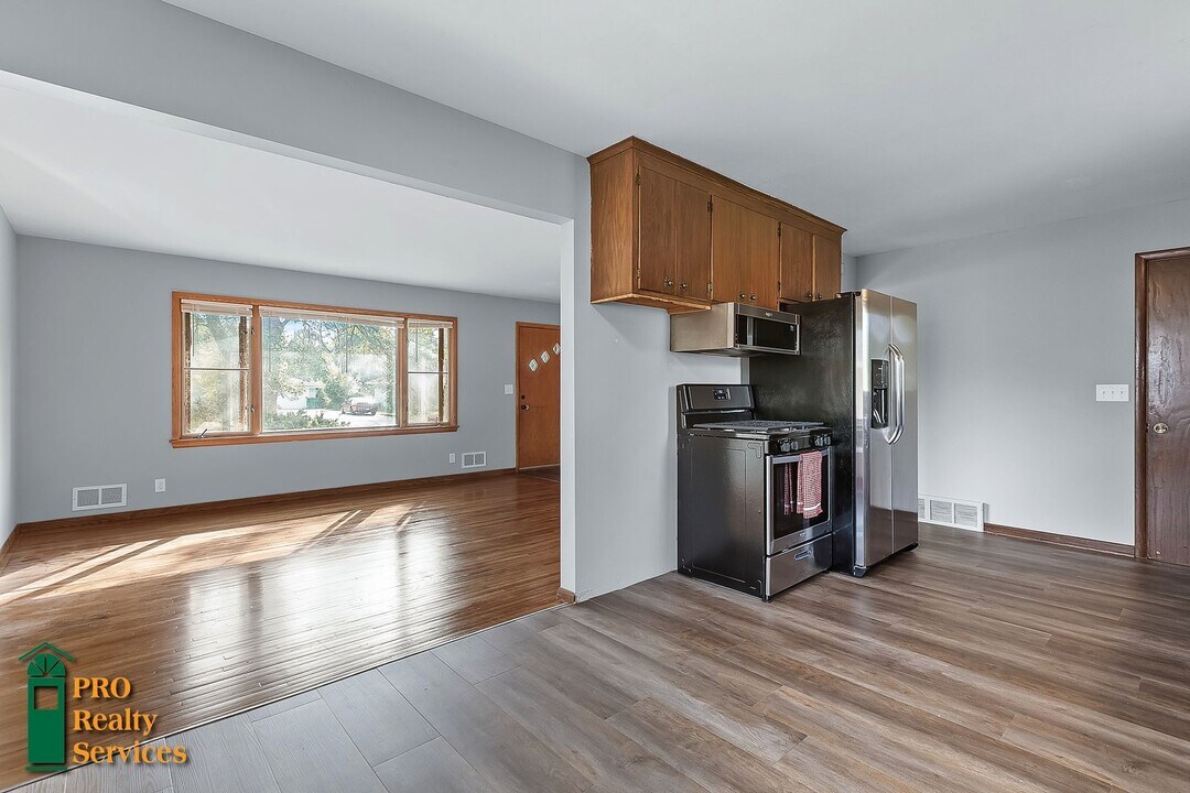 6219 Regent Ave N in Minneapolis, MN - Building Photo
