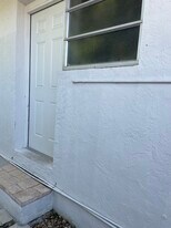2815 SW 37th Ct, Unit Efficiency in Miami, FL - Building Photo