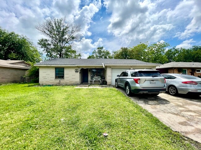 3124 Hillglenn Rd in Dallas, TX - Building Photo - Building Photo