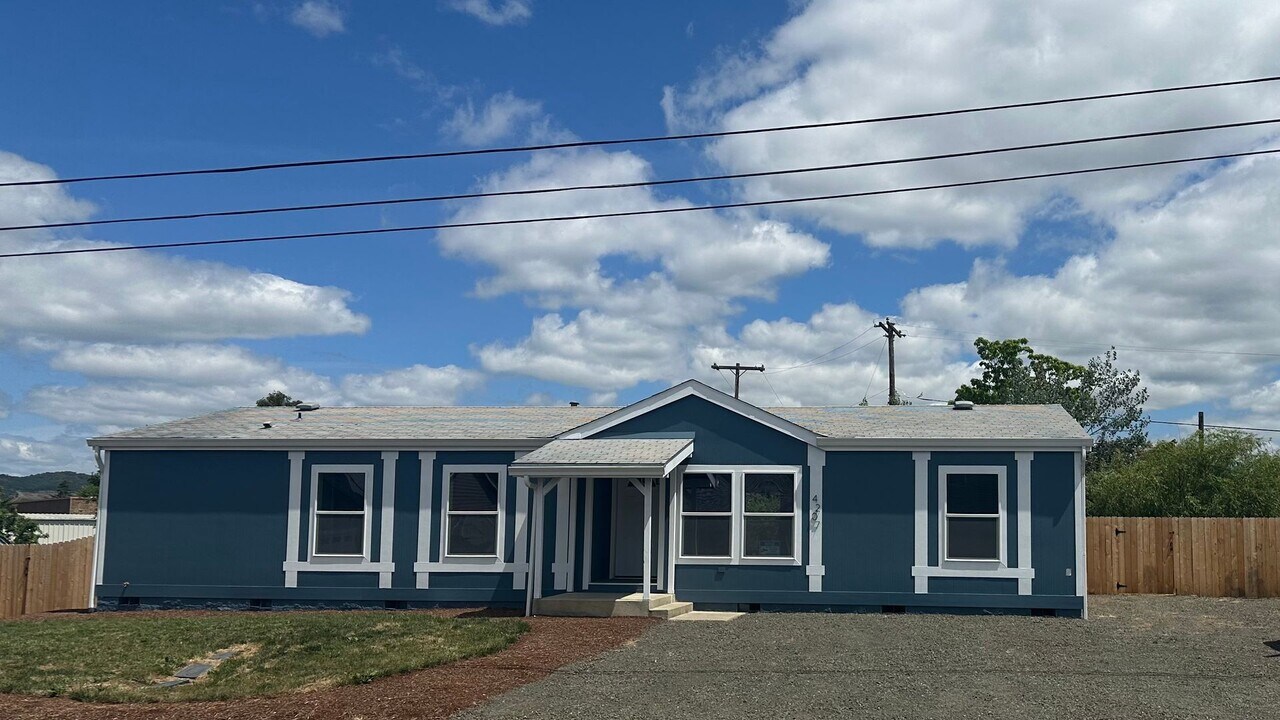 4207 Hanna St in Roseburg, OR - Foto de edificio