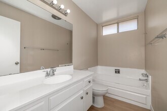 925 N. Inglewood Ave. in Inglewood, CA - Building Photo - Interior Photo