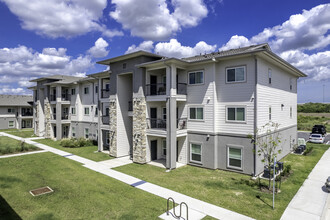 Capella Apartment Homes in Olmito, TX - Foto de edificio - Building Photo