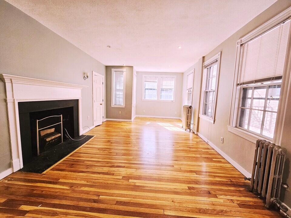 82 Phillips St, Unit 22 in Boston, MA - Building Photo