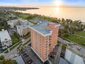 1120 N Shore Dr NE in St. Petersburg, FL - Building Photo - Building Photo