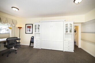 325 Alma St, Unit Studio in Palo Alto, CA - Building Photo - Building Photo