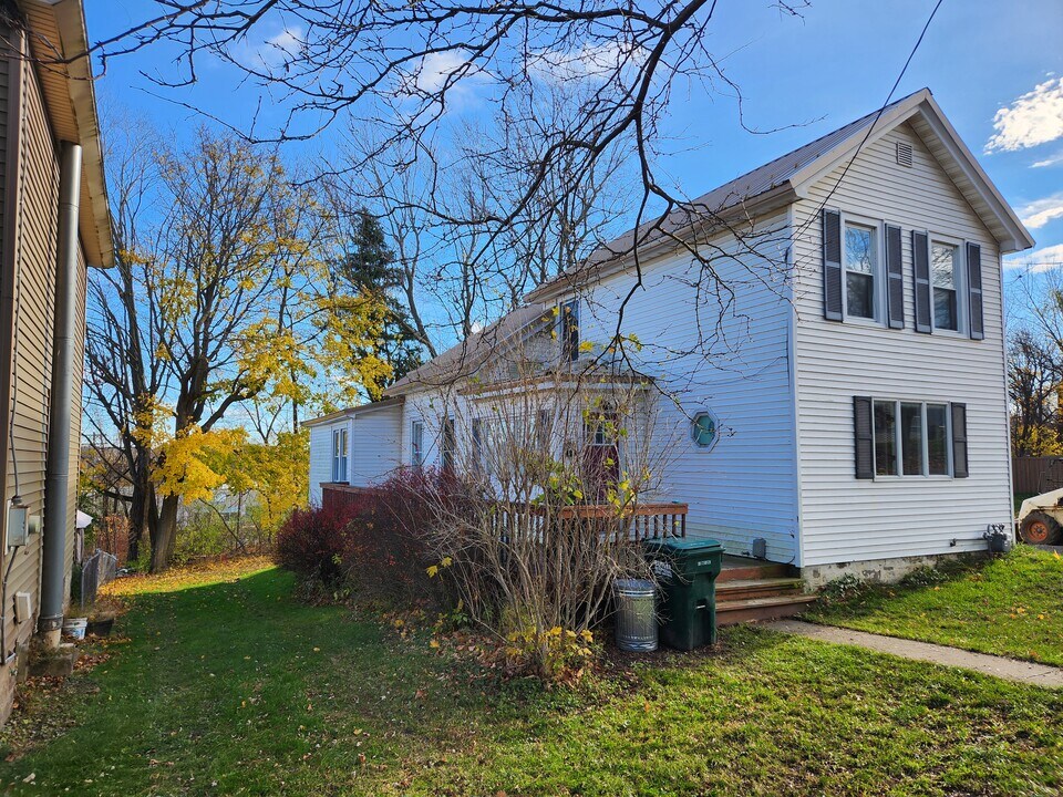 107 5th Ave in Oswego, NY - Building Photo