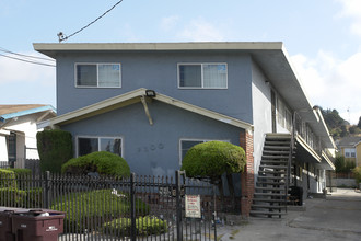 9200 Hillside St in Oakland, CA - Foto de edificio - Building Photo