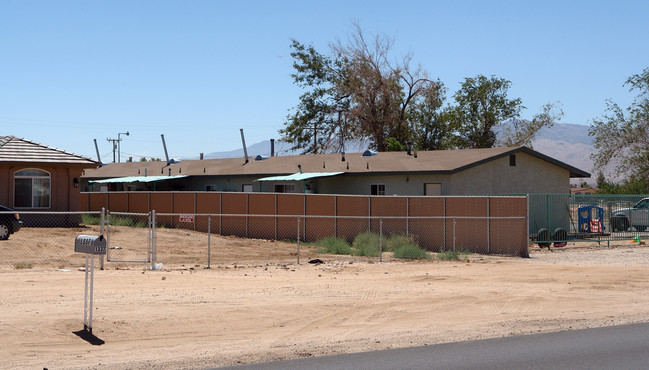 13361 W Central Rd in Apple Valley, CA - Building Photo - Building Photo