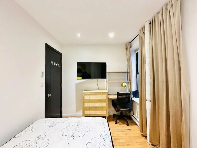 Furnished room/NOT APARTMENT, Unit 2D in New York, NY - Foto de edificio - Building Photo