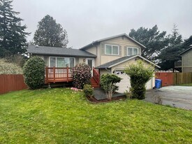 381 Fisher Ct in Oak Harbor, WA - Building Photo