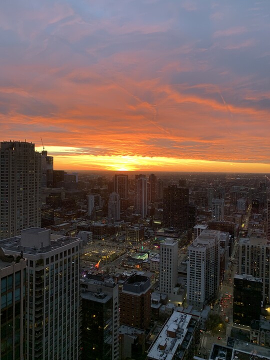 30 E Huron St, Unit 5605 in Chicago, IL - Foto de edificio