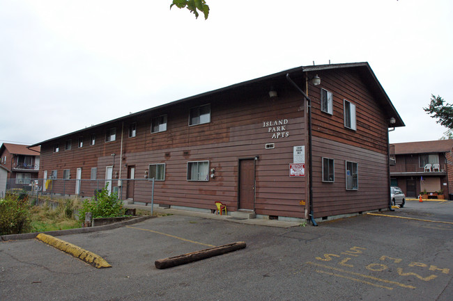 Island Park Apartments in Salem, OR - Building Photo - Building Photo