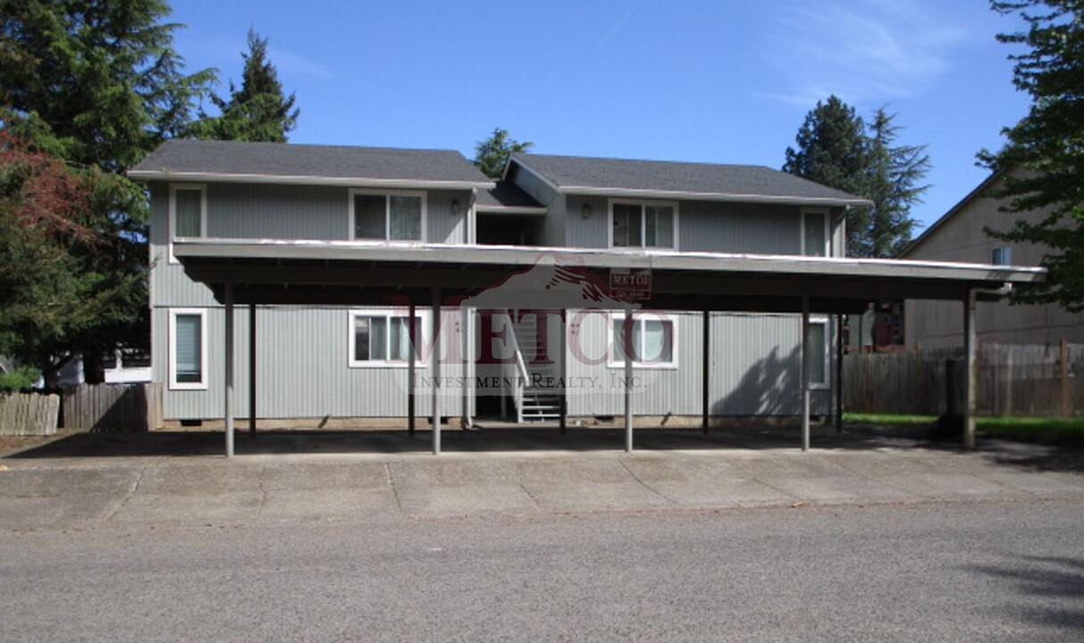5495 A St in Springfield, OR - Building Photo