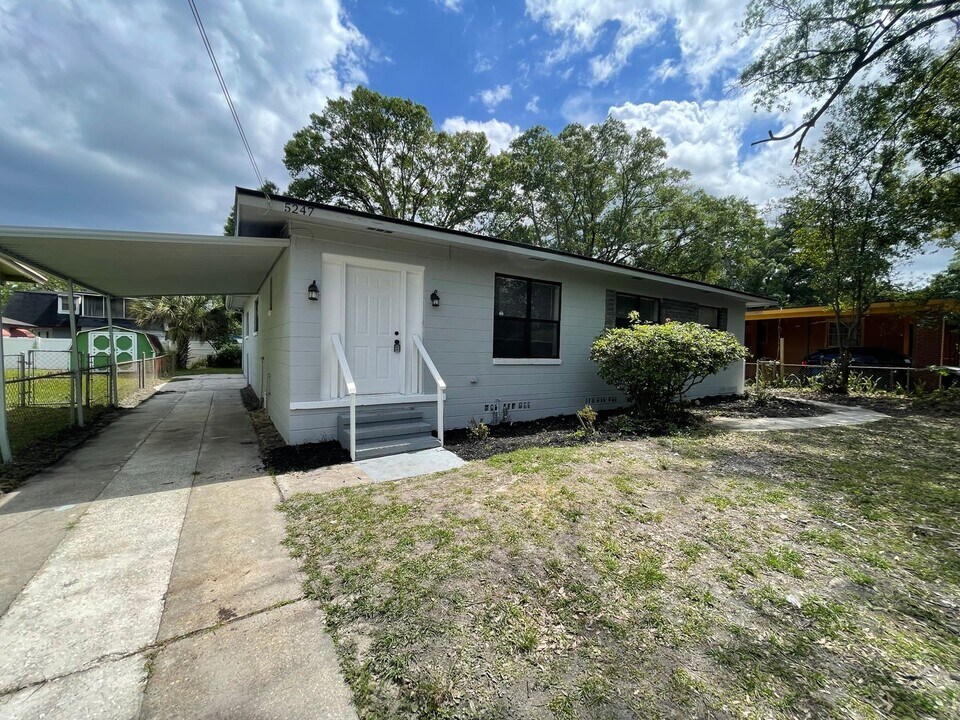 5247 Cleveland Rd in Jacksonville, FL - Foto de edificio