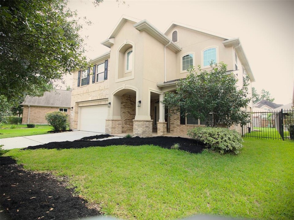 63 N Pinto Point Cir in Spring, TX - Foto de edificio