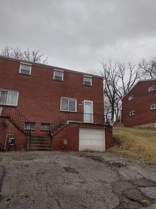 3050 Canbet Dr in Pittsburgh, PA - Building Photo - Building Photo