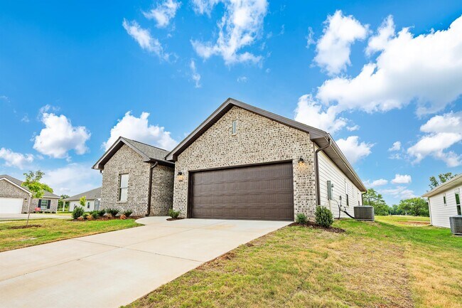 14441 Mountain Strm Dr in Athens, AL - Foto de edificio - Building Photo