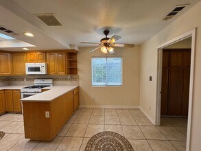 5917 Dorset Dr in Bakersfield, CA - Building Photo - Building Photo