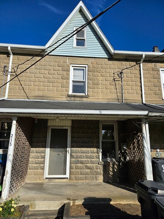215 Bushkill St in Stockertown, PA - Building Photo