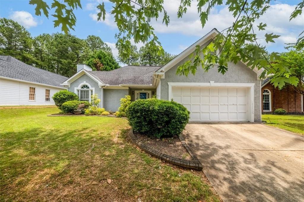 190 Glen Holly Dr in Roswell, GA - Building Photo