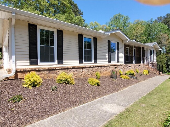 204 Lakeshore Ct NE in Marietta, GA - Foto de edificio - Building Photo